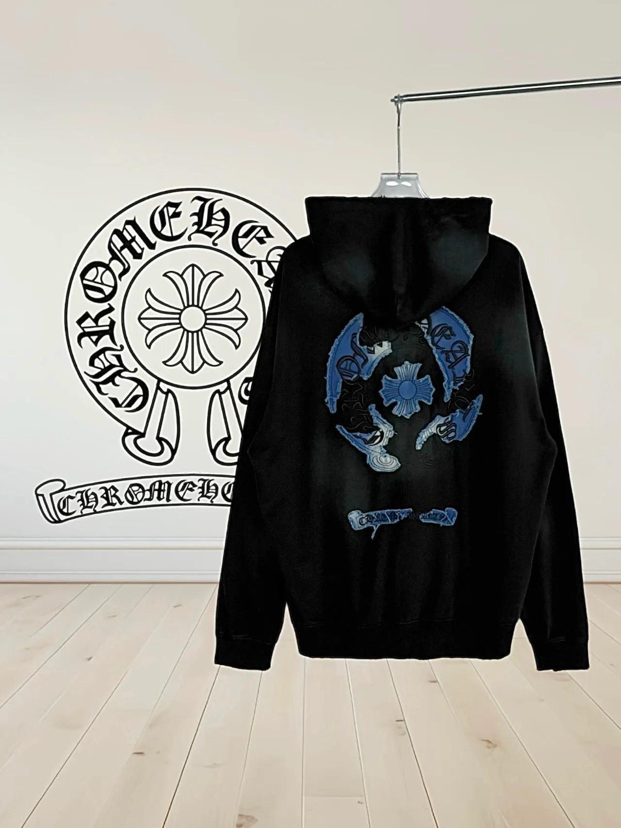 P340 [Higher version] Chrome Hearts*Chrome heart patch embroidered horseshoe logo‼ ️Hooded sweatshirt *Made of 430g pure cotton sweatshirt fabric with double yarns. The fabric is woven with double yarns and twisted together. The strength is 40% higher than that of single yarns, forming a three-dimensional texture similar to the texture of tripe. It not only maintains the moisture absorption and breathability of pure cotton, but also achieves "softness and not collapse" through double yarn thickening. The whole strip of Maliu scanning spray technology uses the washing process to produce a natural fading effect in parts, and the os version has a more lazy and loose feeling. *Laser burnt patch embroidery➕Frayed process: micro-label on the chest patch, large logo horseshoe pattern on the back, heavy laser burnt three-dimensional patch embroidery pattern design, washed and frayed, and the overall garment presents a lazy style. *Whether it is daily outings or sports and fitness, you can show your trendy attitude and become the focus of the street. Same style for men and women 𝐂𝐎𝐋𝐎𝐔𝐑: white, blue, black 𝐒𝐈𝐙𝐄: S-XL